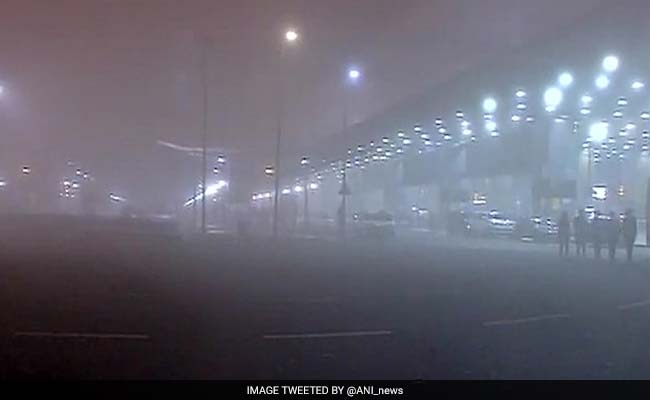 दिल्ली में सुबह छाया रहा घना कोहरा, विमान और ट्रेन सेवा हुईं प्रभावित