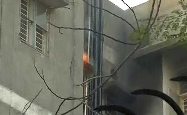 दिल्ली : इस पूर्व नौसैनिक ने पिता को चाकू घोंपा, मां पर किया हमला, पड़ोस के अपार्टमेंट को उड़ाया