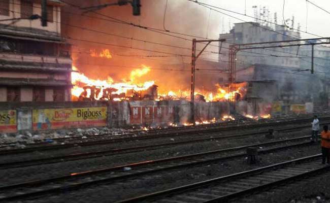 मुंबई : दानाबंदर इलाके की झुग्गियों में भीषण आग, 6 बच्‍चे हुए घायल...