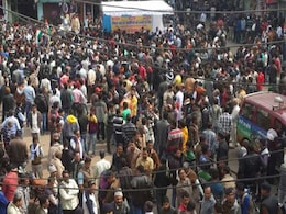 एसपी के तबादले के खिलाफ सड़कों पर उतरे लोग, 500 करोड़ के हवाला कारोबार की कर रहे थे जांच एसपी के तबादले के खिलाफ सड़कों पर उतरे लोग, 500 करोड़ के हवाला कारोबार की कर रहे थे जांच