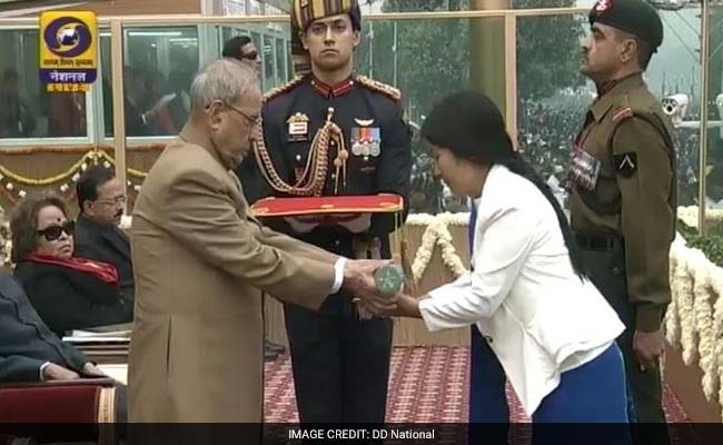 Republic Day 2017: Wife Of Army Hero Hangpan Dada, Who Died Fighting Terrorists in Kashmir, Receives His Ashoka Chakra