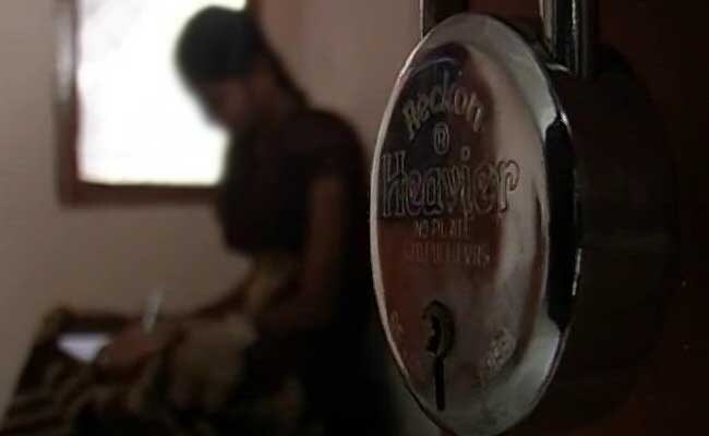 हैदराबाद : 16 साल की दुल्हन को 'यौन कर्तव्यों' का पालन नहीं करने पर दिया गया कानूनी नोटिस हैदराबाद : 16 साल की दुल्हन को 'यौन कर्तव्यों' का पालन नहीं करने पर दिया गया कानूनी नोटिस