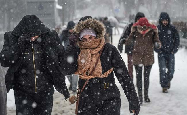 Heavy Snowfall Paralyses Istanbul