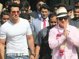 Sonu Sood Welcomes <i>Kung Fu Yoga</i> Co-Star Jackie Chan To India In Style Sonu Sood Welcomes <i>Kung Fu Yoga</i> Co-Star Jackie Chan To India In Style