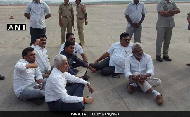Jaganmohan Reddy Protests At Visakhapatnam Airport After Being Denied Entry Into City