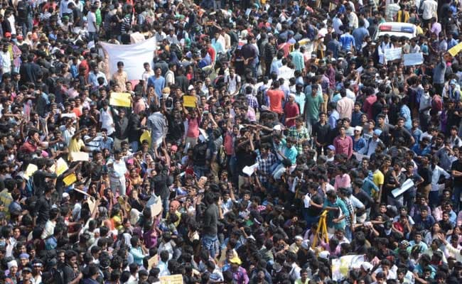 With Social Media, Jallikattu Protest On Chennai's Marina Beach Gets ...