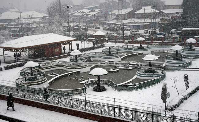 Heavy Snowfall In Kashmir, Transportation And Electricity Services Hit