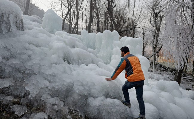 कश्मीर घाटी में भारी बर्फबारी : कॉलेजों में होने वाली परीक्षा को दो दिनों के लिए टाला गया