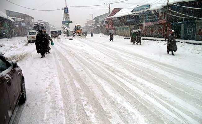 कश्मीर में बर्फबारी,  सैलानियों से लेकर स्थानीय कारोबारियों में खुशी की लहर