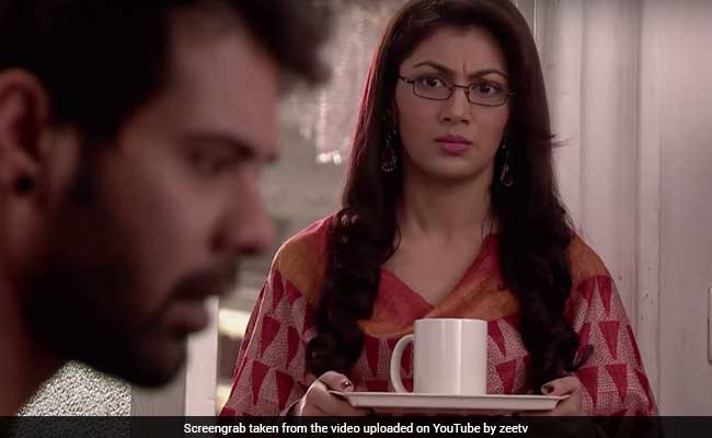 कुमकुम भाग्य: प्रज्ञा और पूरब की सगाई से पूरी तरह खुश नहीं है अभि