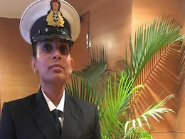 गणतंत्र दिवस 2017 : राजपथ पर नौसेना का नेतृत्व करने वाली लेफ्टिनेंट अपर्णा नायर ने किया माता-पिता का सपना पूरा गणतंत्र दिवस 2017 : राजपथ पर नौसेना का नेतृत्व करने वाली लेफ्टिनेंट अपर्णा नायर ने किया माता-पिता का सपना पूरा