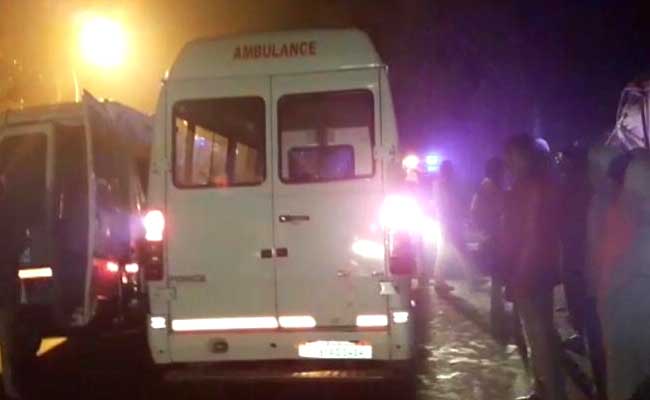 उत्तर प्रदेश की राजधानी लखनऊ में तेज रफ्तार कार रैनबसेरे में घुसी, 5 की मौत, 6 घायल