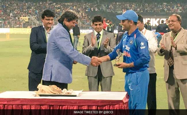 INDvsENG मैच के दौरान ईडन गार्डन में कपिल देव ने किया महेंद्र सिंह धोनी को सम्मानित
