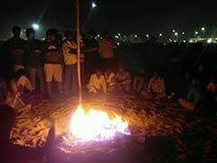 A Night Out In Jallikattu Protest: Bonfires, <i>Sambhar</i>-Rice On Marina Beach