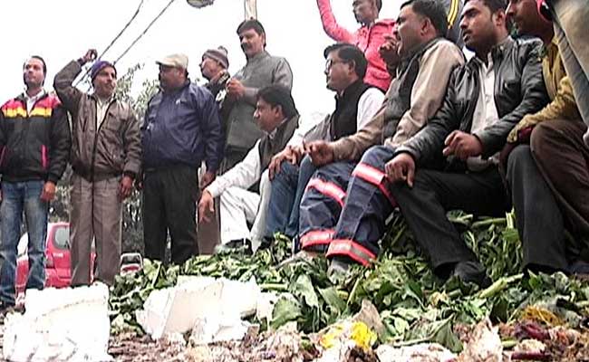 दिल्ली में दो गुटों में बंटे सफाई कर्मचारी, एक गुट हड़ताल पर तो दूसरा काम पर लौटा