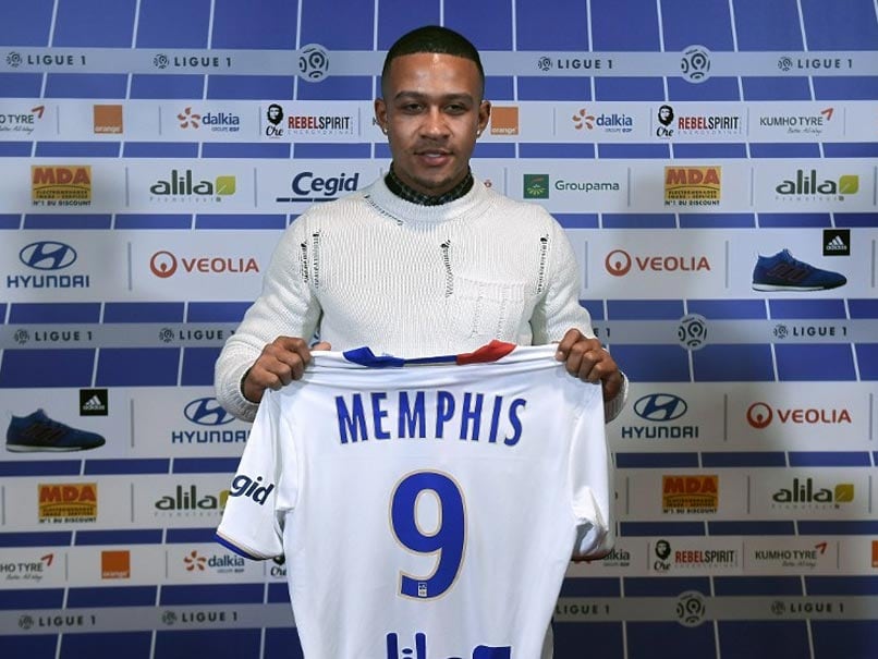 Memphis Depay ignoring Milan talk, with Man Utd retaining first refusal on  Lyon star