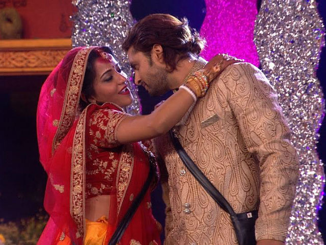 <i>Bigg Boss 10</i>, January 18, Written Update: Monalisa And Vikrant Are Mr And Mrs
