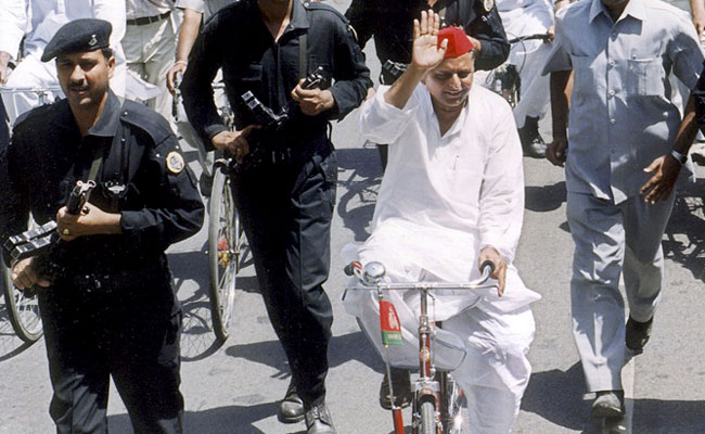 Many Rounds Lost To Son Akhilesh Yadav, Mulayam Singh Yadav Picks Fight Over Cycle