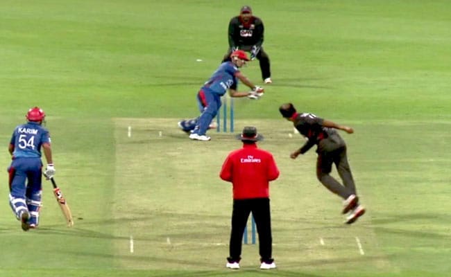 अफगानिस्तान के इस क्रिकेटर ने खेला अनोखा शॉट, पिच पर लोटते हुए जड़ा छक्का, देखें वीडियो