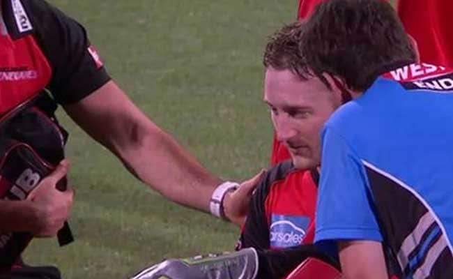 Video : शॉट लगाते समय बल्लेबाज के हाथ से फिसला बैट, विकेटकीपर के मुंह पर लगा, जबड़ा टूटा