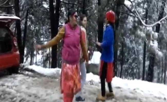 Patnitop Experiences Its First Snowfall Of The Season, Tourists Overjoyed