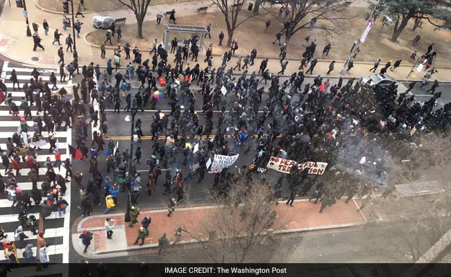 Protesters Block Entrances To Trump's Inauguration, Set Fires, Vandalize