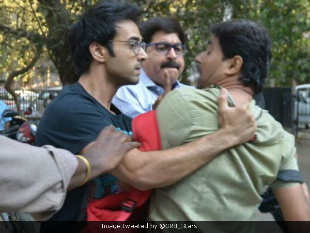 Angry Pulkit Samrat Attacks Photographer Outside Divorce Court. Pics Go Viral