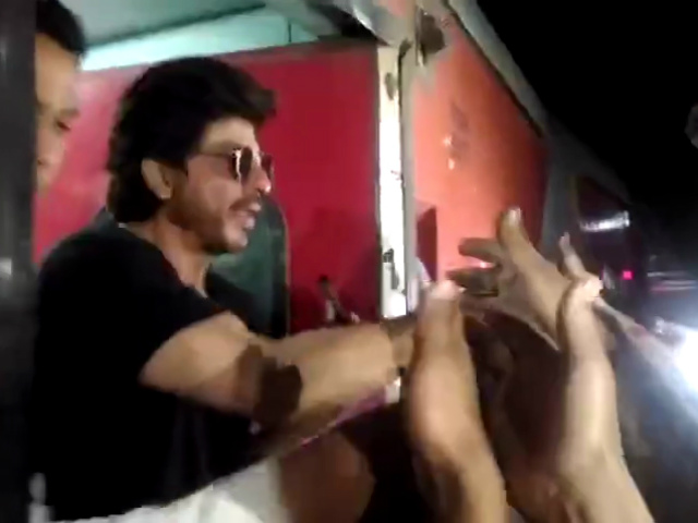 Raees By Rail: Shah Rukh Khan Logged His Train Ride With Posts From Stations Along The Way