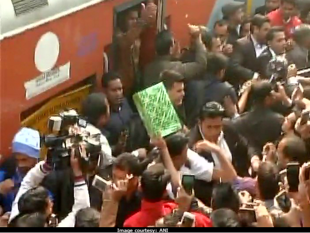 <I>Raees</i>: Shah Rukh Khan's Train Arrives. In Delhi, He Says 'Tragic' One Person Died In Vadodara