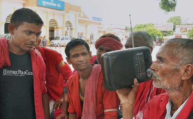 बजट 2017 : कुलियों को सामाजिक सुरक्षा देने के लिये रेल टिकट पर लग सकता है उपकर