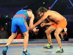 Yoga Guru Ramdev Shows <i>Dhaakad</i> Wrestling Skills In Bout With Olympic Medallist