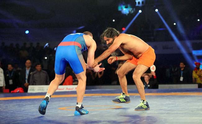 Yoga Guru Ramdev Shows <i>Dhaakad</i> Wrestling Skills In Bout With Olympic Medallist
