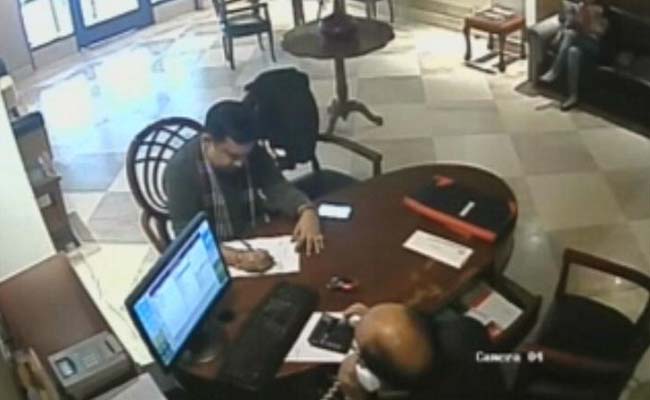 सीसीटीवी फुटेज से खुलासा, पॉन्जी घोटाले में गिरफ्तार सीईओ की पत्नी जांच अधिकारी के साथ होटल में रुकीं