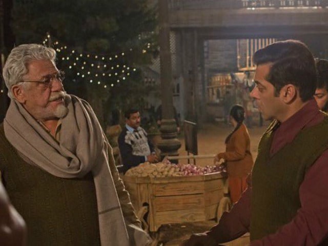 640px x 480px - Salman Khan Shares Pic With Om Puri From The Sets Of Tubelight, The Acting  Legend's Last Film