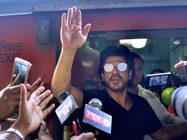 Raees: A Recap Of Shah Rukh Khan's Train Ride From Mumbai To Delhi