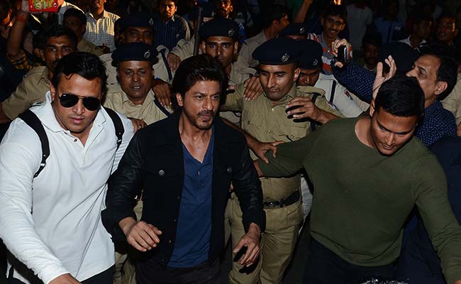 शाहरुख खान की कार के नीचे आया फोटोग्राफर का पैर, अभिनेता ने करवाया इलाज