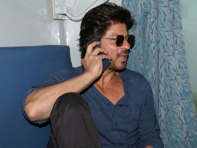Shah Rukh Khan's Train Journey: All Aboard, Except For AbRam. Guess Who SRK Is Missing