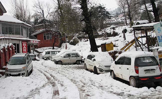 Police In Kashmir Clear 4 Km Of Snow To Rescue Stranded Pregnant Woman