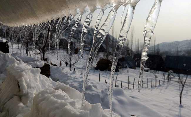 Jammu-Srinagar Highway Closed As Kashmir Valley Receives Fresh Snow Jammu-Srinagar Highway Closed As Kashmir Valley Receives Fresh Snow