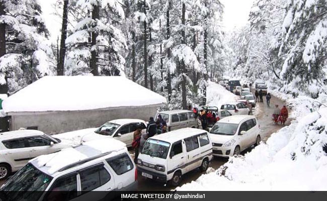 Jammu-Srinagar Highway Closed Due To Snow, 2000 Vehicles Stranded