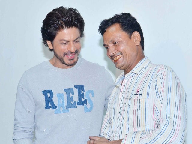 Shah Rukh Khan Meets Cobbler Who Loved Raees Dialogue
