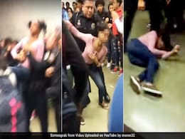 झगड़ा रोकने के लिए पुलिस वाले ने स्कूली छात्रा को उठाकर फर्श पर पटका, वीडियो हुआ वायरल झगड़ा रोकने के लिए पुलिस वाले ने स्कूली छात्रा को उठाकर फर्श पर पटका, वीडियो हुआ वायरल