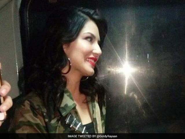 <i>Raees</i> By Rail: While Shah Rukh Khan Met Fans, Sunny Leone Was Looking Out The Window