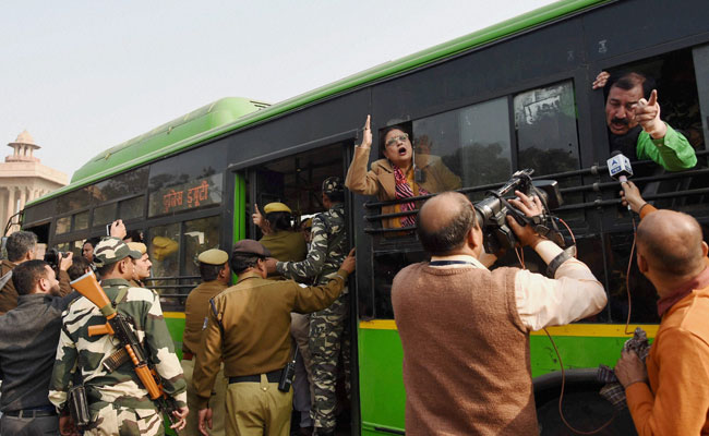 Trinamool Lawmakers Protest For the Second Consecutive Day In Delhi