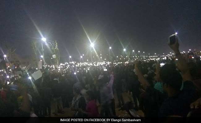 From Torchlight To WhatsApp: At Marina Beach, The Cellphone Is A Powerful Tool