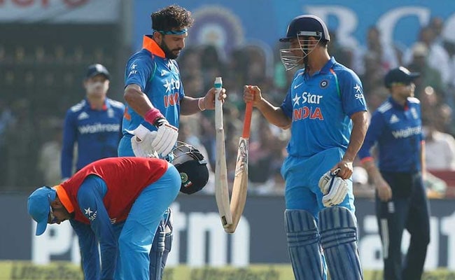 INDvsENG : जिस गेंदबाज ने कोहली, धवन और केएल राहुल को लौटाया, उस पर धोनी-युवी ने जड़े चौके-छक्के