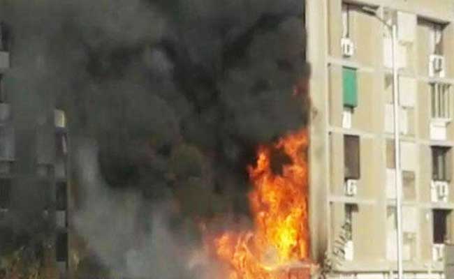 अहमदाबाद : रिहाइशी बिल्डिंग में दुकान में आग लगी, डेढ़ दर्जन गैस सिलेंडर फटे