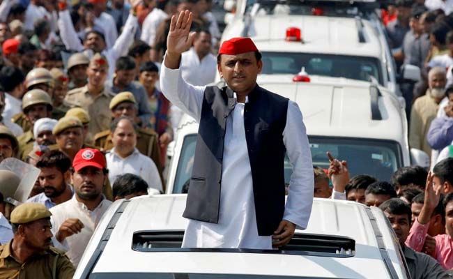 UP Elections 2017: Akhilesh Yadav Trolls PM Narendra Modi By Tagging Him On Laptops