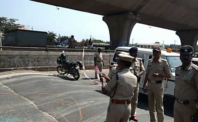 बेंगलुरु में अपराधियों ने की गोलीबारी, दो घायल बेंगलुरु में अपराधियों ने की गोलीबारी, दो घायल