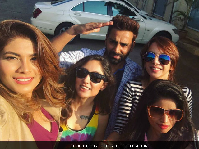 <i>Bigg Boss 10</i> Reunion: Salman Khan, Manveer, Monalisa, Lopamudra Hang Out. See Viral Pics